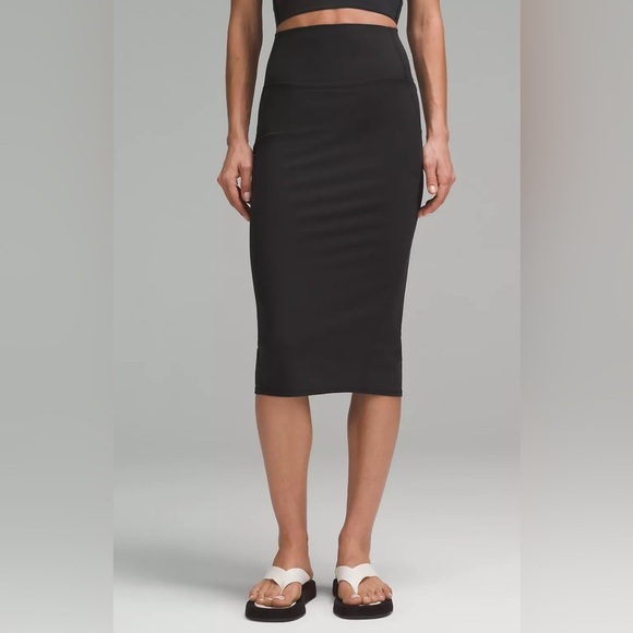 NWT LULULEMON SLIM FIT HIGH-RISE SKIRT, size 2 - Picture 2 of 4